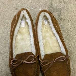 A pair of stars above slippers